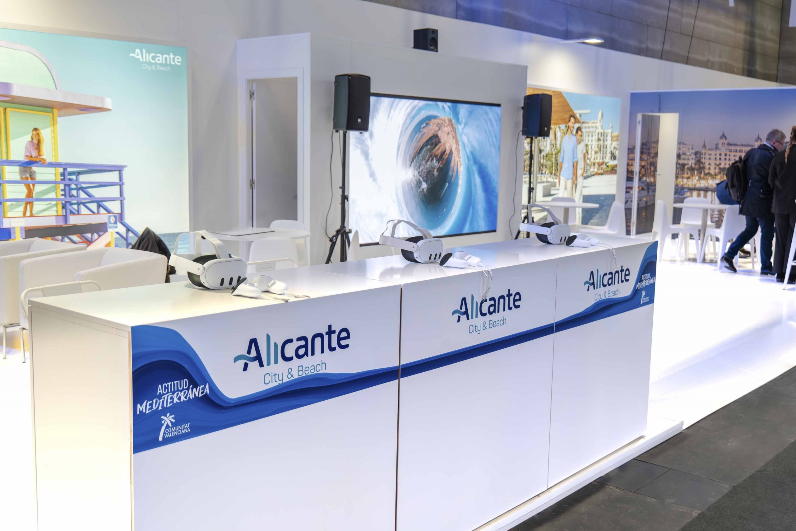 Stand de Alicante en FITUR 2025 con puestos de realidad virtual