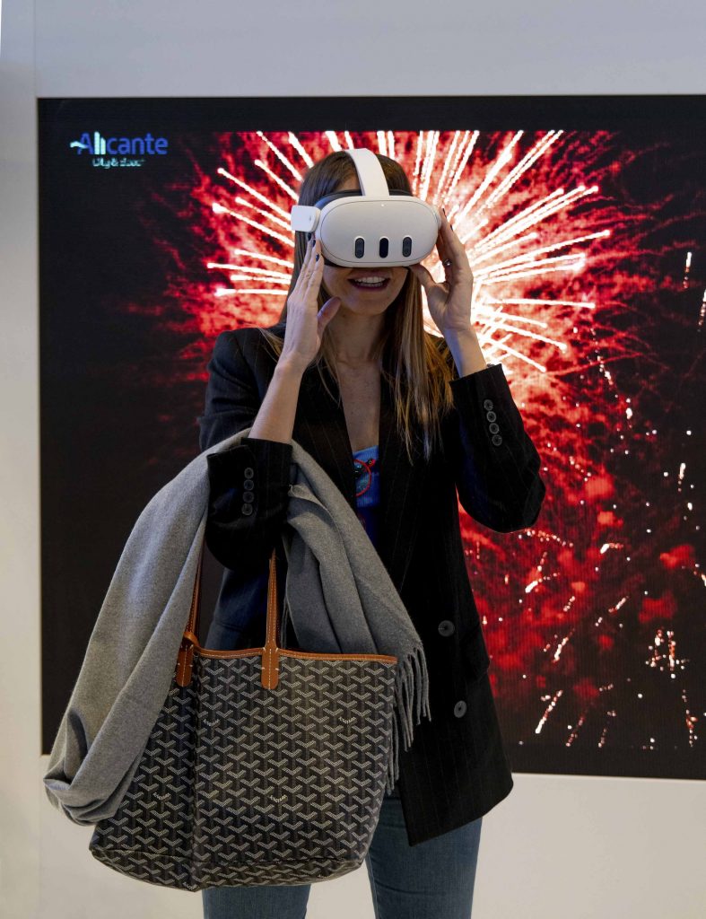Visitante con gafas de realidad virtual Meta Quest 3 en FITUR 2025