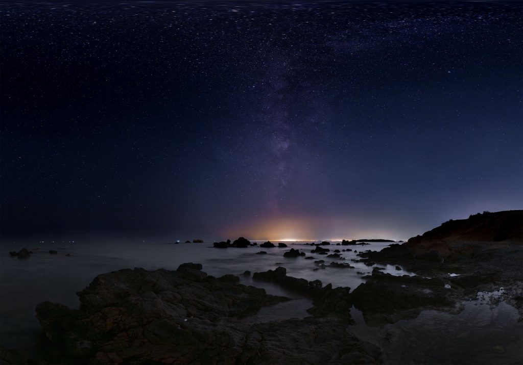 Cielo estrellado sobre las rocas de la isla de Tabarca, proyecto Tabarca Starlight