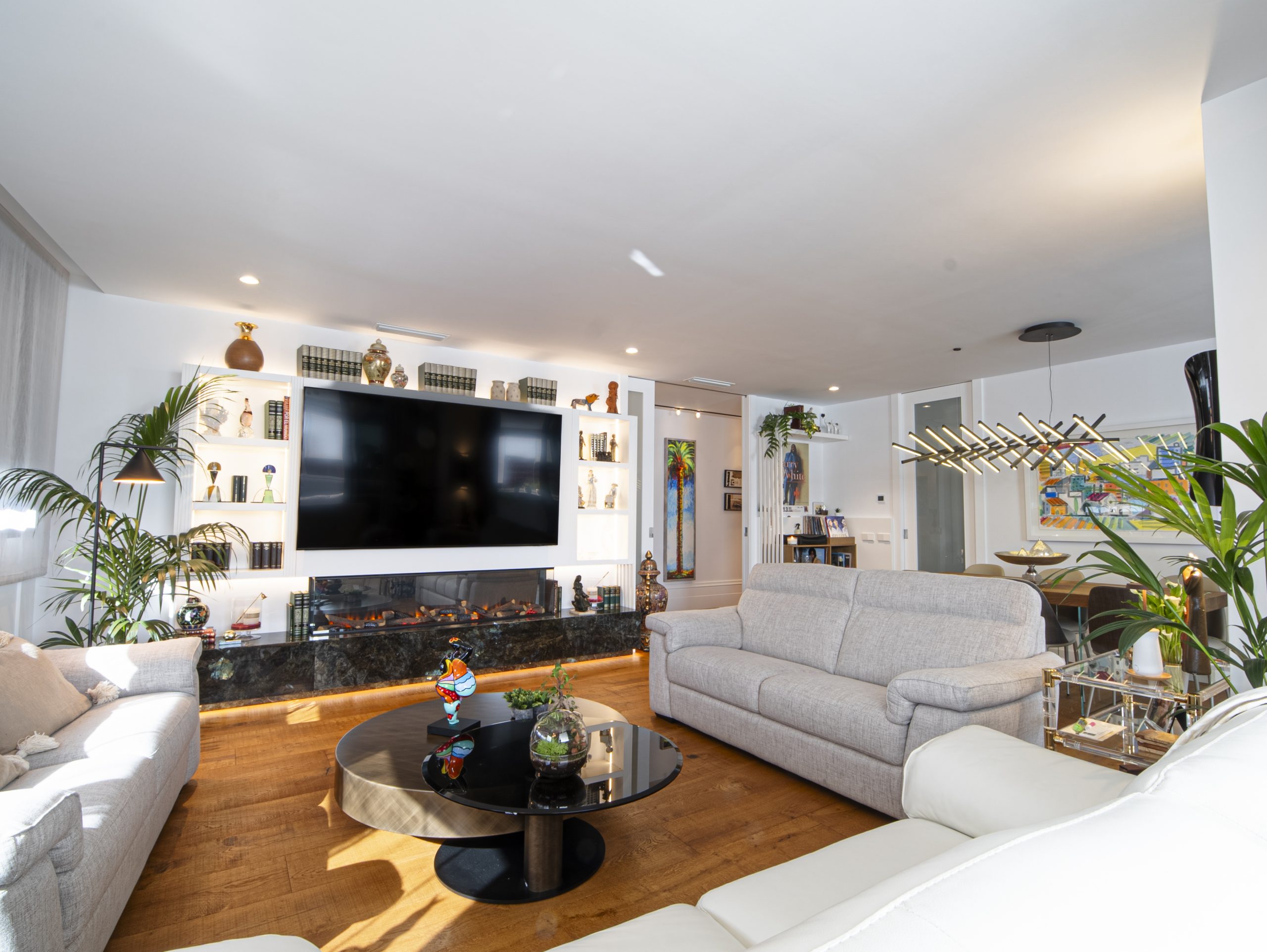 Salón con sofá blanco y mueble de televisión en una vivienda de lujo en Murcia