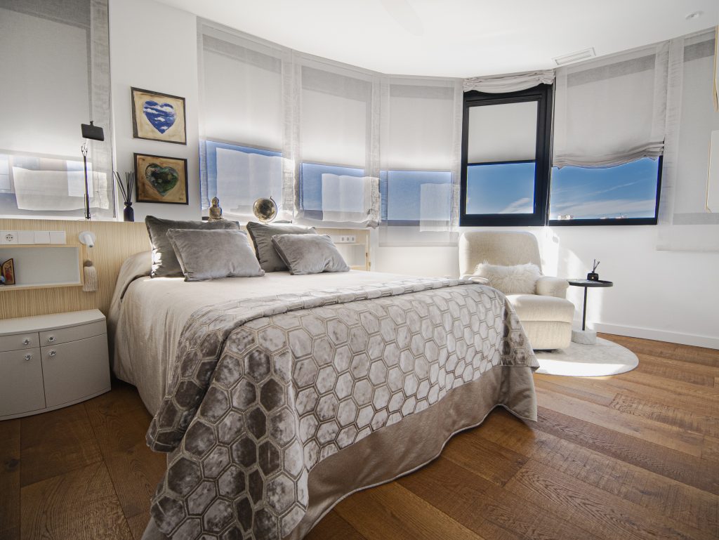 Dormitorio principal fotografiado por Airpro para la revista de diseño Porcelanosa 2025