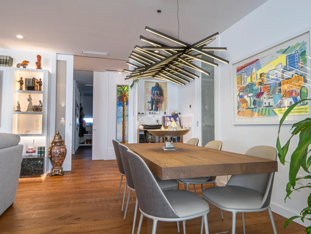 Comedor con mesa de madera y lámpara de diseño en una vivienda de lujo en Murcia
