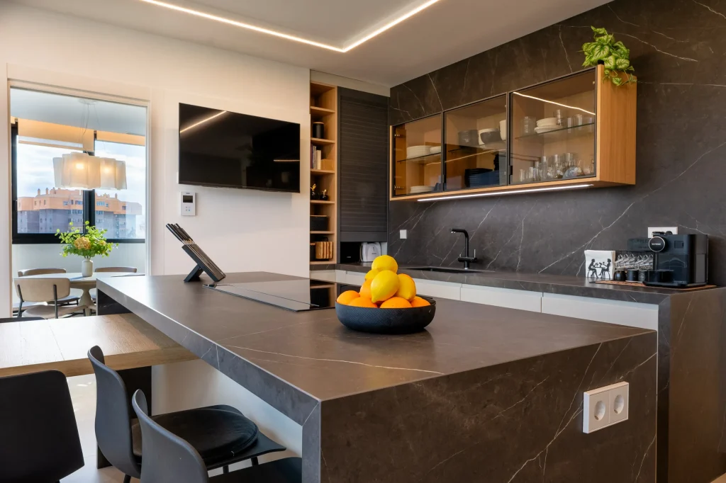Isla de cocina con encimera porcelánica y placa de inducción