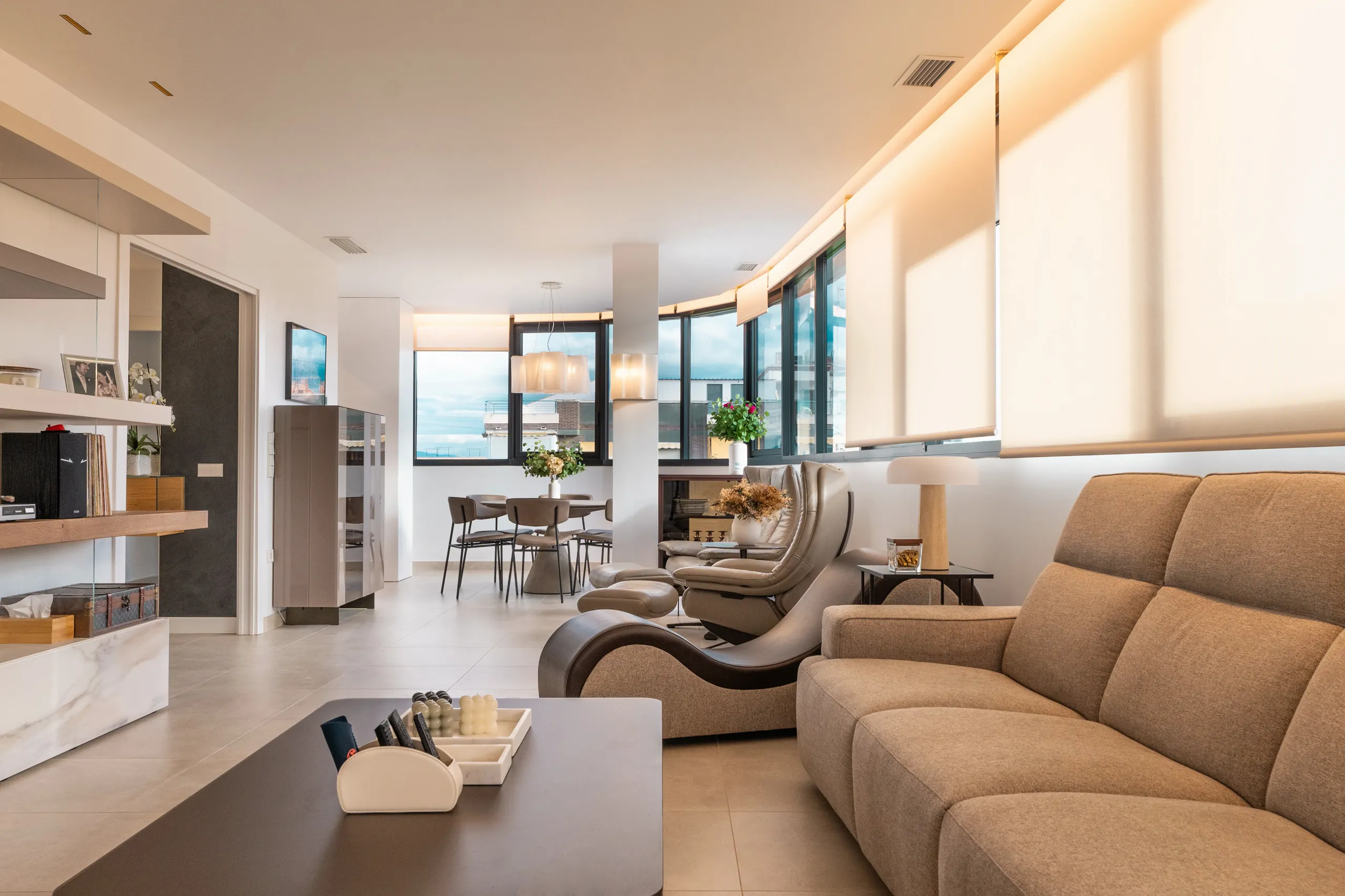 Vista general del salón y el comedor de un ático en Murcia, interiorismo de MCO Decora