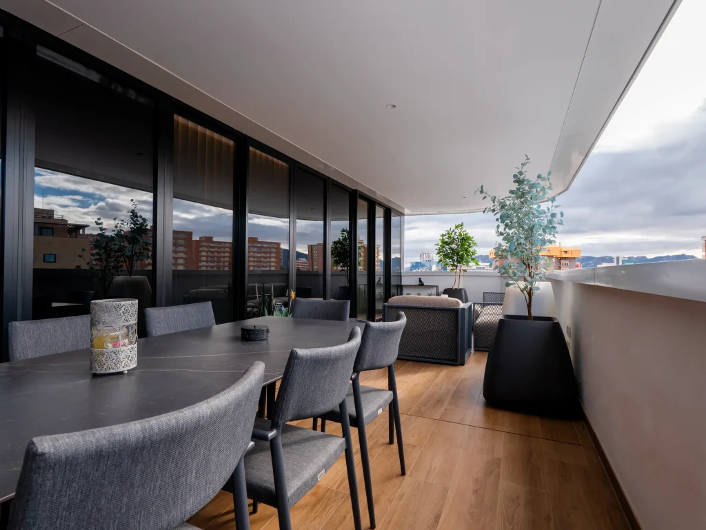 Terraza cubierta con mesa de comedor y vistas a Murcia