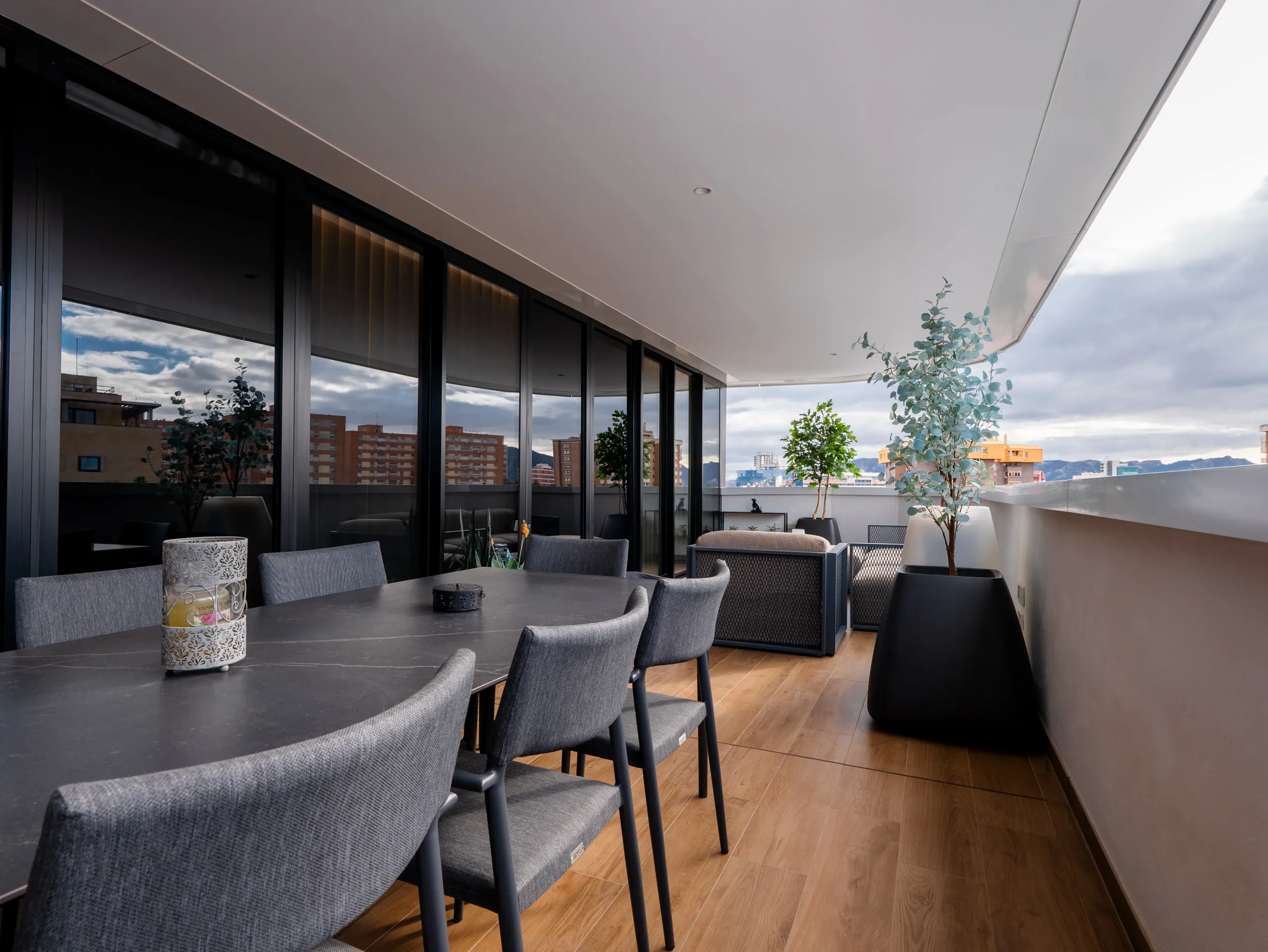 Terraza cubierta con mesa de comedor y vistas a Murcia