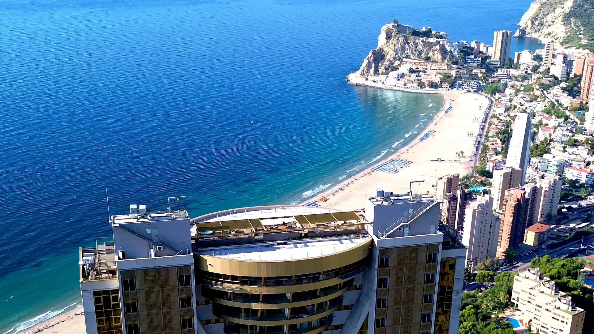 Coronación de la torre Intempo con la playa de Poniente de Benidorm al fondo