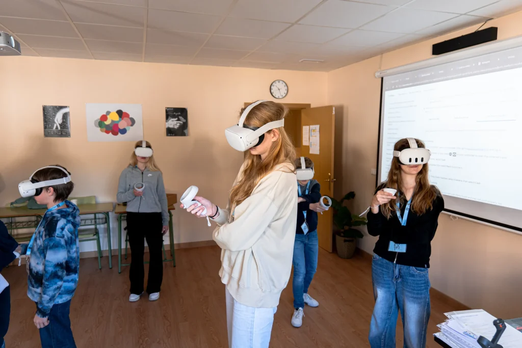 Alumnos con gafas de realidad virtual Meta Quest durante una clase de inglés en el aula
