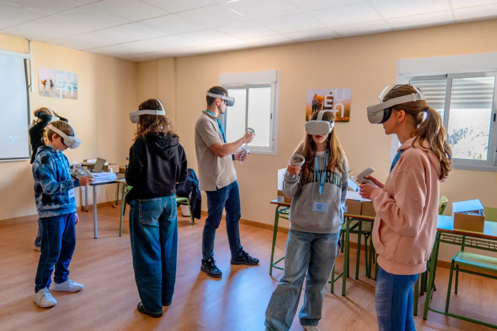 Grupo de alumnos de pie en el aula usando gafas de realidad virtual