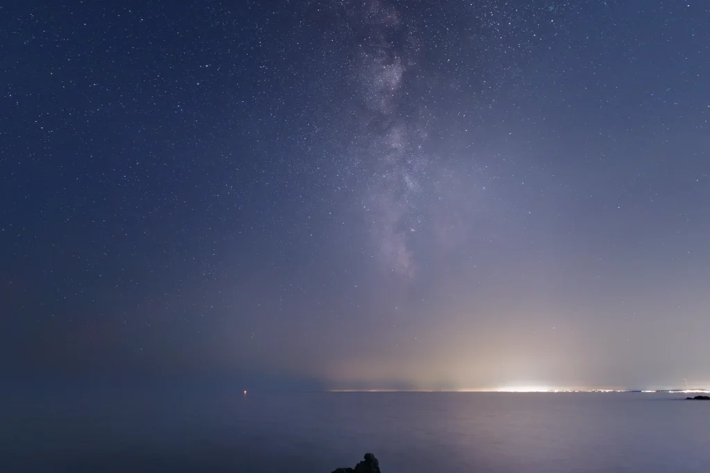 Cielo estrellado con la Vía Láctea sobre el mar desde la isla de Tabarca