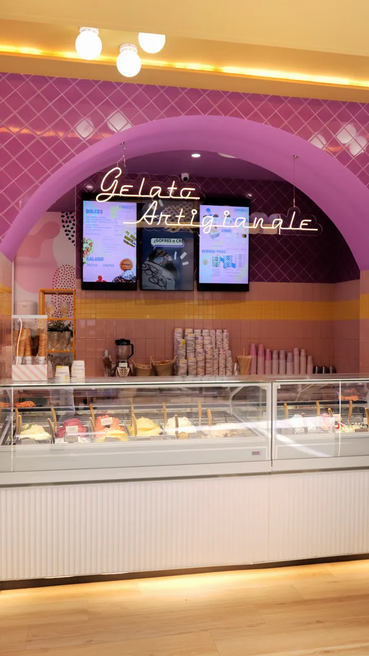 Barra y arco de la heladería Temperato en Murcia con el rótulo Gelato Artigianale